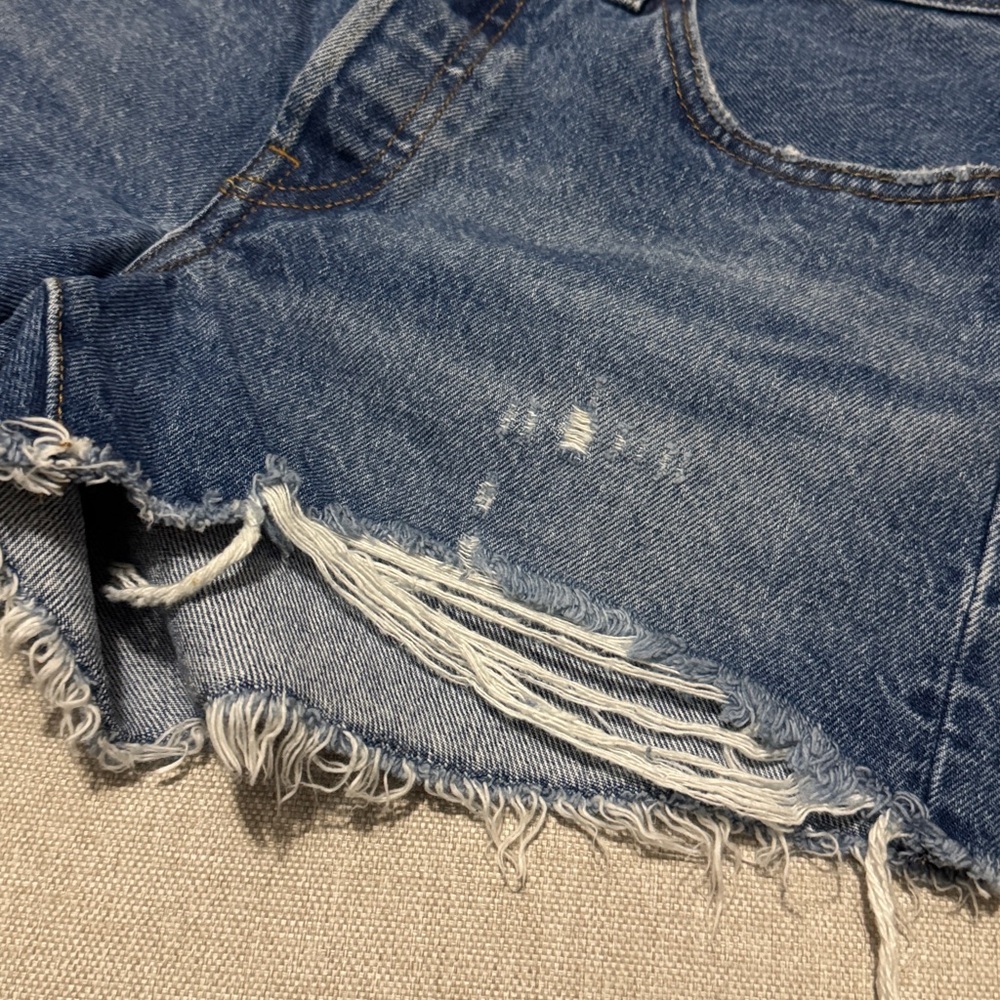 Levi’s 501 ButtonFly Denim Shorts-Sz 26-Distressed Raw Hem-EUC-100% Cotton - Picture 2 of 12